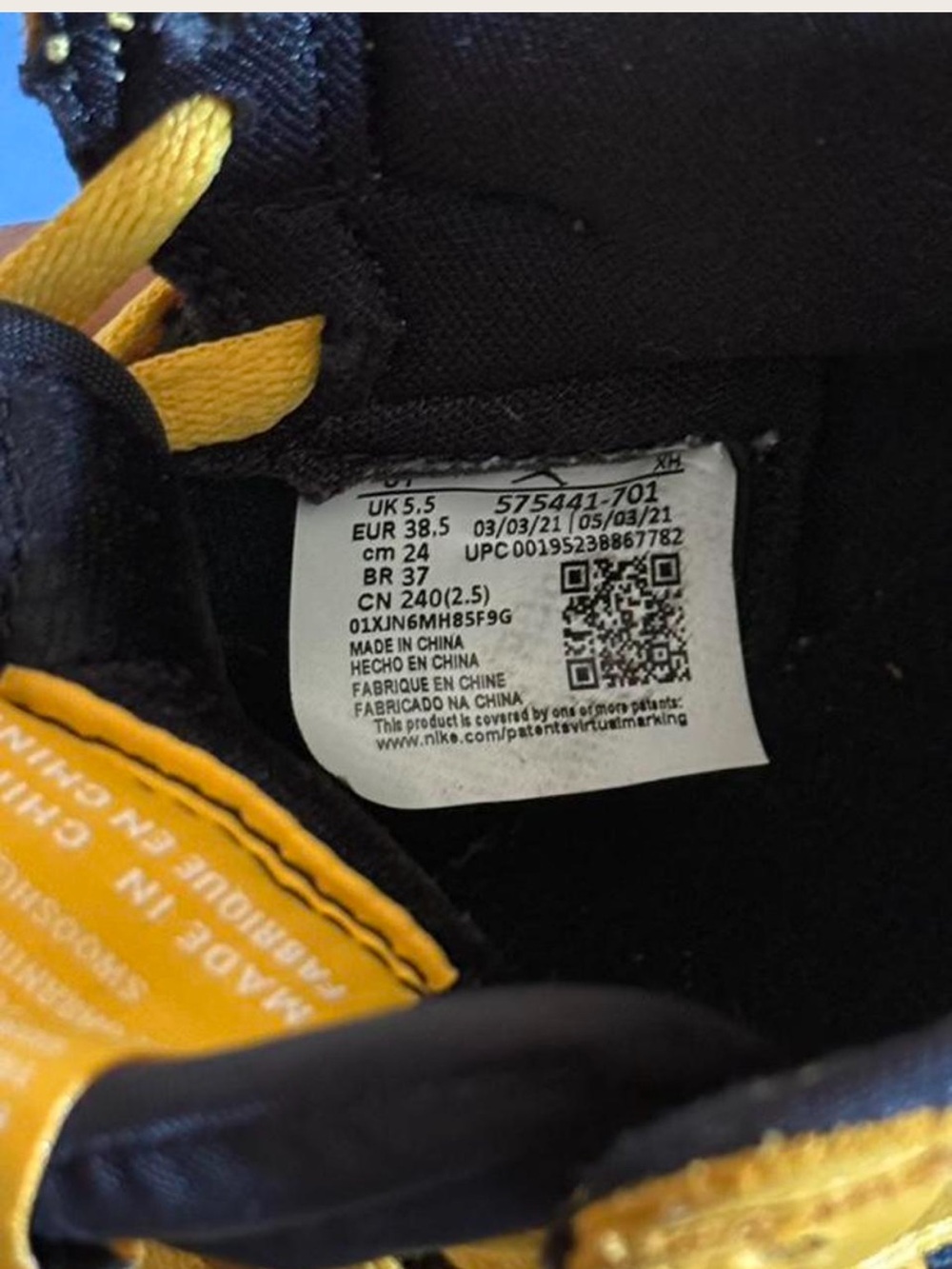 Nike Kids big boys High-Top Sneakers in Black and Yellow - Picture 2 of 2